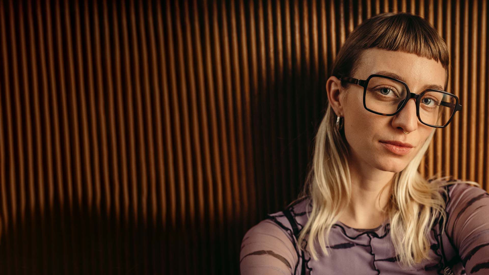 Design-kehykset kasvoilla oleva naismalli